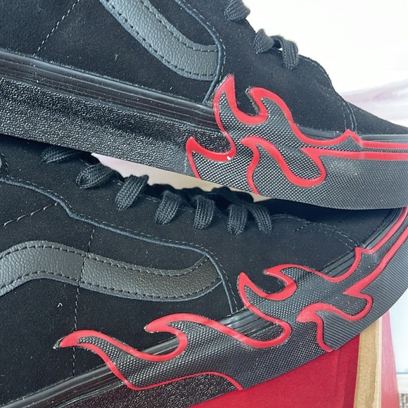 Vans Men’s Sk8-Hi Flame
Suede Black/Red
VN0005UJY09
Sneakers - Picture 15 of 16